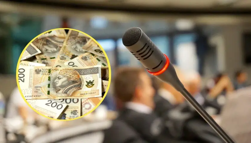 Ile zarabia radny w Warszawie? Na stole leżą banknoty 200 zł, a przed mikrofonem siedzą ludzie.