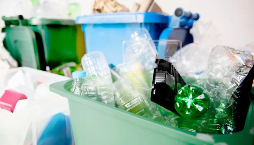 Segregacja odpadów plastikowych w pojemnikach, gotowych do odbioru zgodnie z kody odpadów BDO.