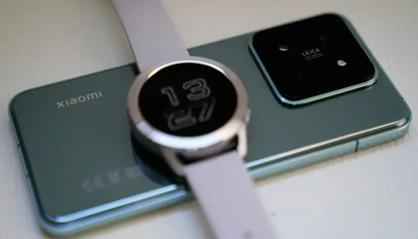 Smartwatch na zielonym telefonie Xiaomi. Dwie karty SIM, jeden numer – wygoda w nowoczesnym wydaniu.