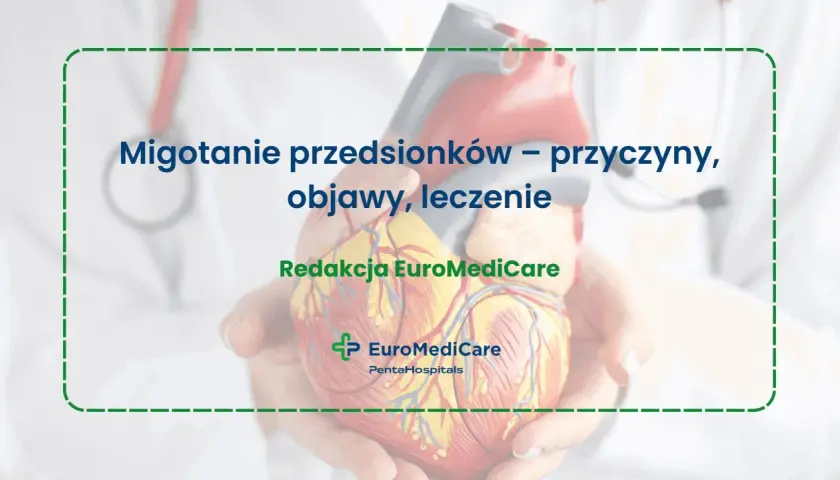 Model serca w dłoniach, tekst o migotaniu przedsionków, objawach i leczeniu.