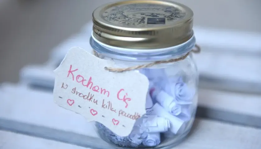 Słoik z karteczkami "Kocham Cię z kilku powodów" – idealny prezent na rocznicę ślubu diy.