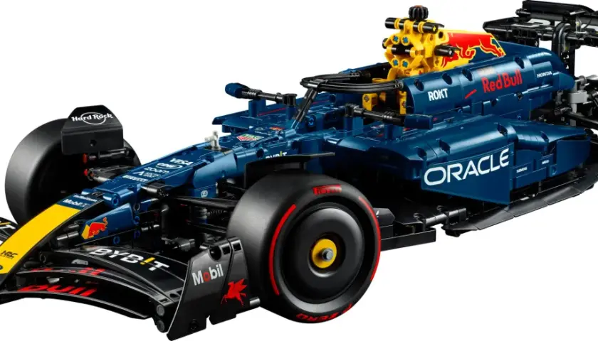 Ein detailgetreues Lego Red Bull F1 Modellauto in Dunkelblau mit gelben und roten Akzenten.