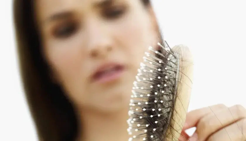 ¿Se me cae mucho el pelo cuando me lo lavo? Entiende por qué ocurre
