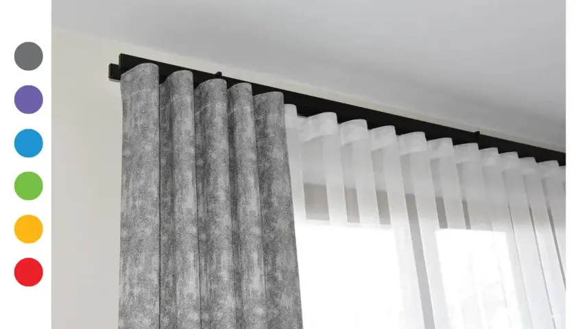 System wave zasłony: szara, wzorzysta zasłona obok transparentnej, białej. Eleganckie upięcie na czarnej szynie.