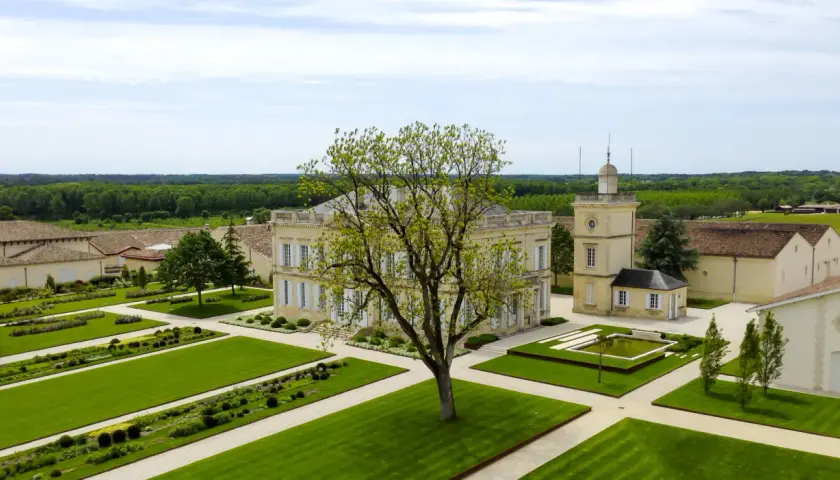 Magnifique domaine viticole sur la route des vins de Bordeaux, avec son château, ses jardins à la française et ses vignes à perte de vue.