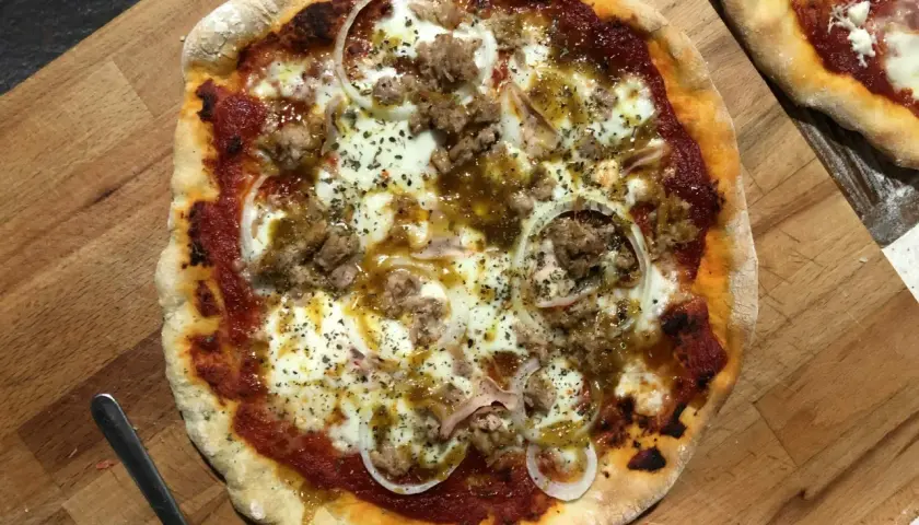 Pizza casera con carne desmenuzada, cebolla y queso. ¡Así se hace la levadura para una masa perfecta!