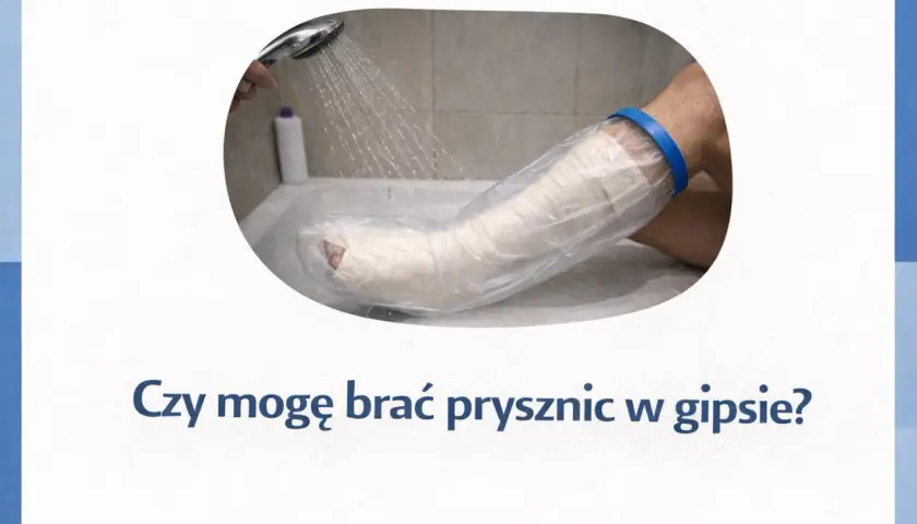 Osoba w gipsie na nodze bierze prysznic, chroniąc opatrunek folią. Dbanie o higienę pod gipsem jest kluczowe.