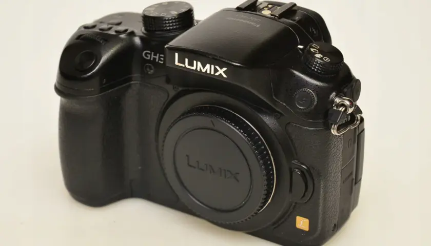 Czarny aparat Panasonic Lumix GH3 z obiektywem.
