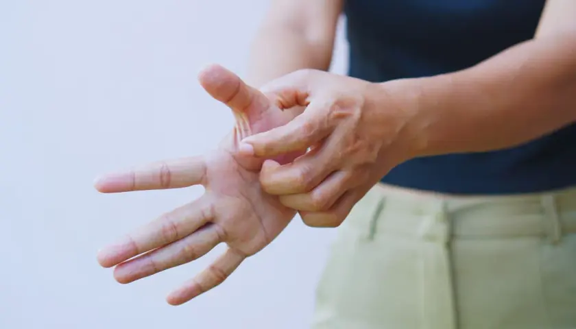 Mani che si grattano, un gesto comune per alleviare il prurito braccia notturno.