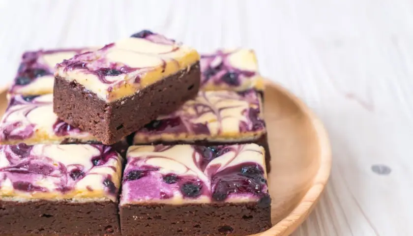 Czekoladowe brownie z kremowym serkiem i jagodami. Idealne ciasto mało kaloryczne na deser.