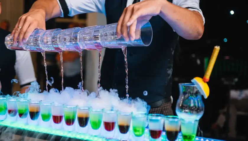 Ile bierze barman na weselu? Sprawdź ceny i ukryte koszty