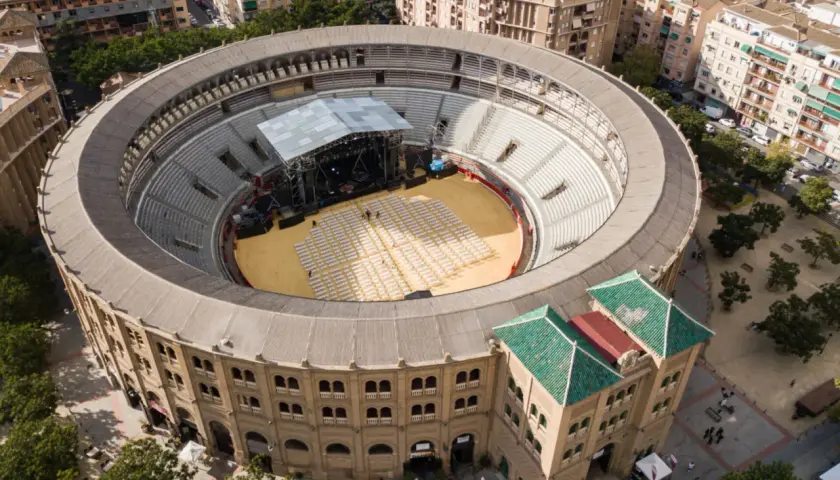 Vista aérea de la plaza de toros de Granada, lista para un evento. Su gran capacidad permite albergar a miles de espectadores.