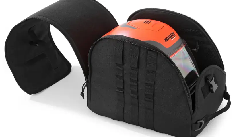 Borsa porta casco moto nera, aperta, con un casco arancione all'interno.