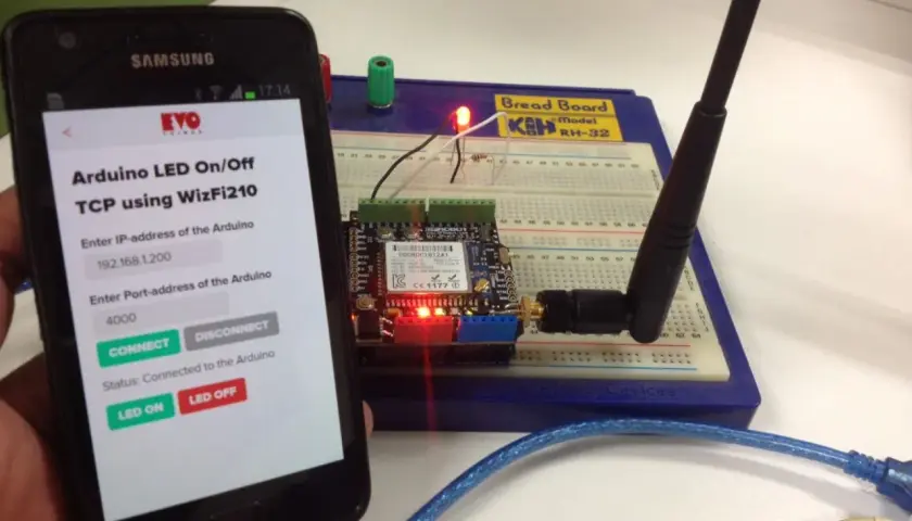 Jak podłączyć ledy z telefonem? Aplikacja na smartfonie steruje Arduino przez Wi-Fi, zapalając i gasząc diody LED na płytce stykowej.