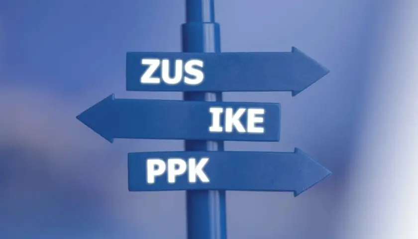 Niebieski drogowskaz z napisami ZUS, IKE, PPK. Co to IKE? Wybór ścieżki finansowej.