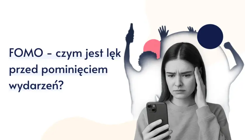 Zmartwiona młoda kobieta z telefonem w dłoni, w tle sylwetki ludzi. FOMO - czym jest lęk przed pominięciem wydarzeń?