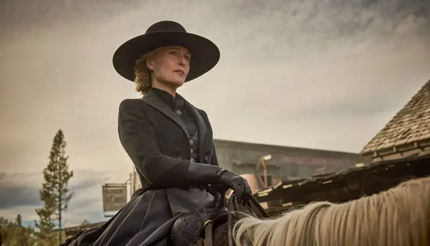 Gillian Anderson w westernowym stroju na koniu, przypominająca jej role w filmach i serialach.