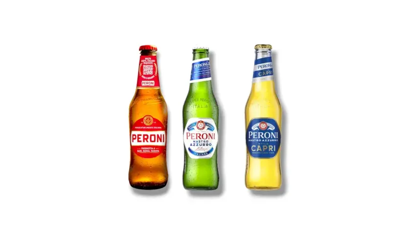 Drei Flaschen italienisches Bier von Peroni: Nastro Azzurro, Nastro Azzurro Capri und ein weiteres klassisches Peroni.