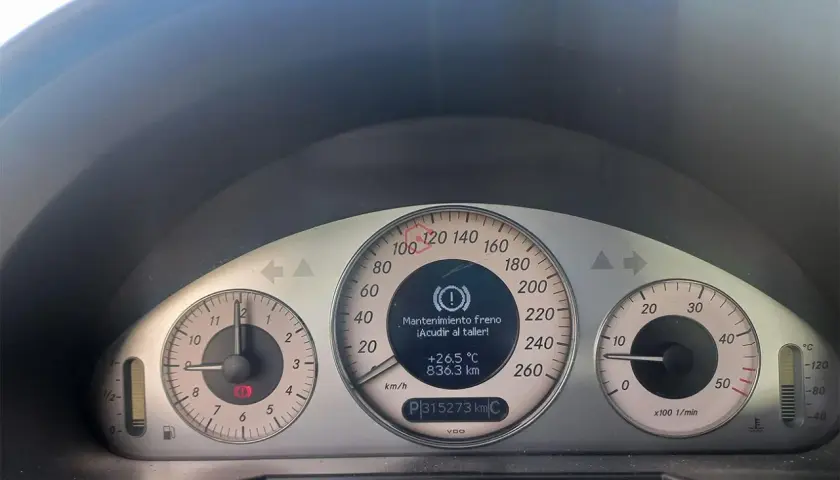 Tablero de Mercedes E 350 CDI con mensaje "Mantenimiento freno ¡Acudir al taller!". Kilometraje: 315273 km.