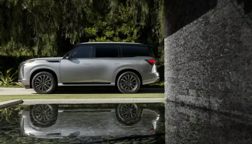 El Infiniti QX80, con un diseño imponente y reflejado en el agua, es un vehículo de lujo. Descubre el infiniti qx80 precio españa.