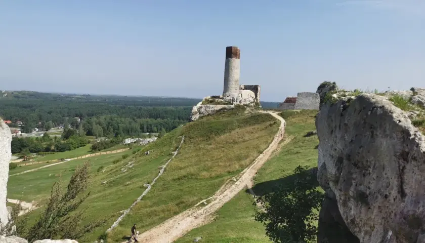 Ruiny zamku na wzgórzu, idealne miejsce na spacer lub przejażdżkę rowerem. Trasy rowerowe Częstochowa oferują piękne widoki.