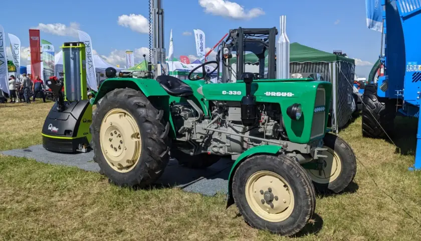 Zielony Ursus C-330 na wystawie. Zastanawiasz się, ile oleju do silnika C-330? Ten klasyk rolnictwa czeka na Ciebie!