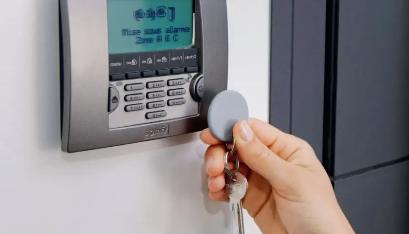Ile za montaż alarmu w domu? Poznaj ukryte koszty instalacji