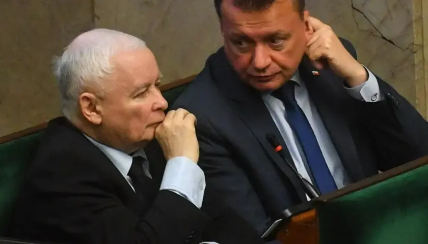 Jarosław Kaczyński i Mariusz Błaszczak siedzą obok siebie w ławach sejmowych.