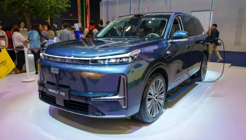 Niebieski Geely M9, jeden z dziwnych samochodów osobowych, jest ładowany na wystawie.