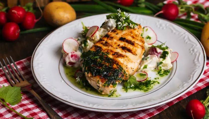 Soczysty filet z kurczaka na grillu - najlepsze przepisy i triki