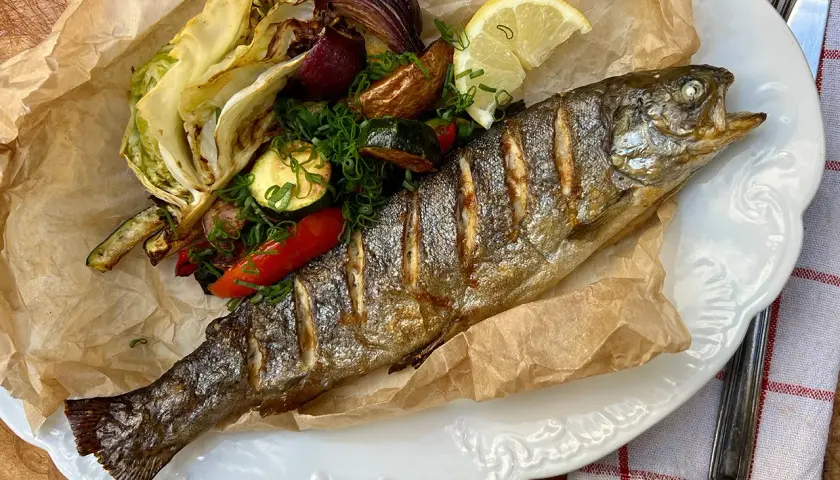 Pstrąg z airfryer, chrupiący i soczysty, podany z pieczonymi warzywami: kapustą, cukinią, papryką i cebulą.