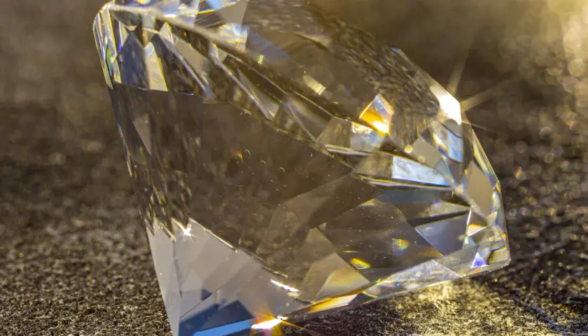 Ein funkelnder Diamant, der die Frage aufwirft, wo es die meisten Diamanten gibt.