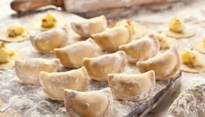 Gotowe do lepienia pierogi, posypane mąką. Zastanawiasz się, jaka mąka na pierogi będzie najlepsza?