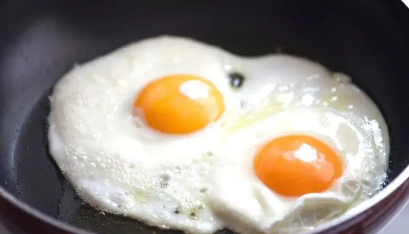 Jajko sadzone bez tłuszczu: 85 kcal, makro i przepis. Czy to hit diety?