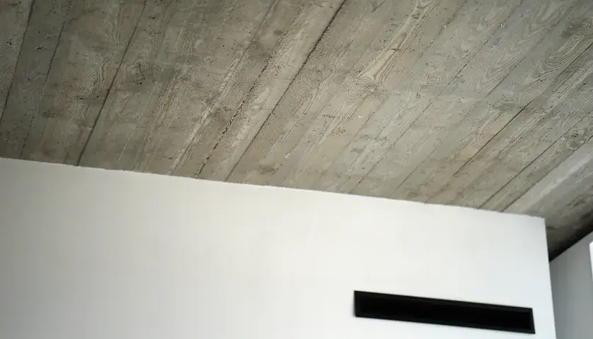 Jak wykończyć sufit betonowy: 5 skutecznych metod dekoracji