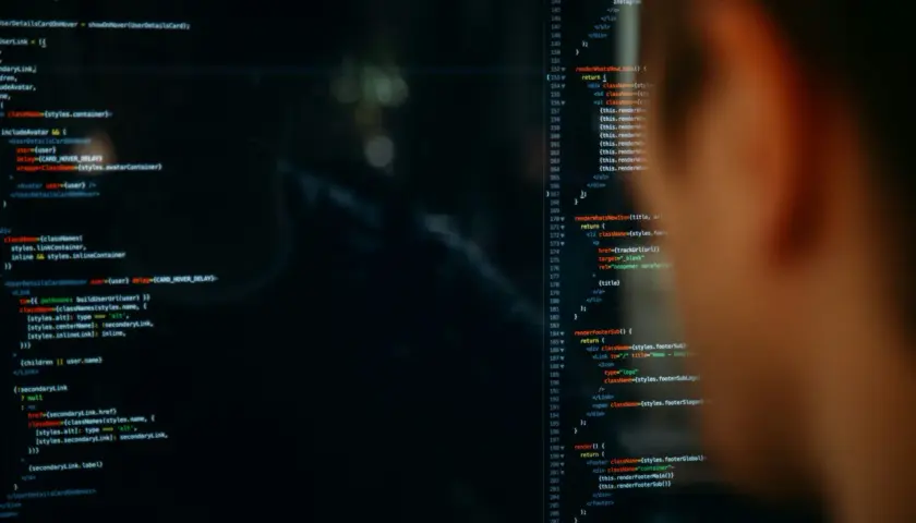 Kod programu, który może zawierać dane osobowe. Programista analizuje kod, dbając o bezpieczeństwo danych.