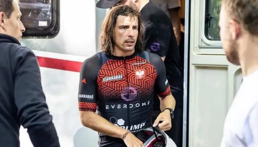 Zawodnik w stroju Teamkaras, przygotowujący się do wyzwania 10 krotny Ironman.