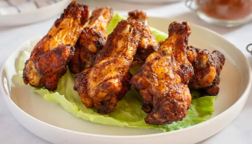 Alette di pollo croccanti e speziate, perfette per uno snack veloce, preparate in friggitrice ad aria.