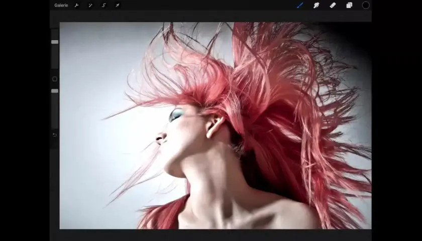 Ein Porträt einer Frau mit leuchtend rotem Haar, das im Wind weht. Dieses Bild wurde mit Procreate erstellt, einer digitalen Zeichen-App.