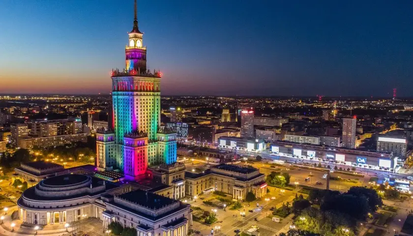 Wieczorna iluminacja Pałacu Kultury i Nauki, symbolu Warszawy, przypomina o jego historii i budowie.