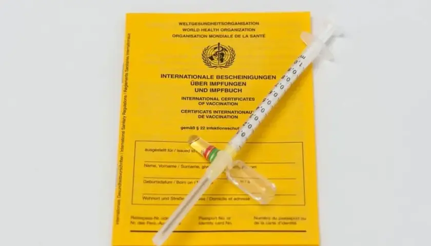 Certificado internacional de vacunación con jeringuilla. Documento esencial para viajar a Tailandia y otros destinos.