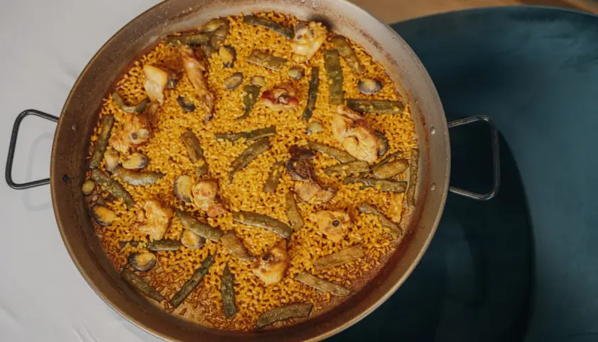 Paella valenciana tradicional, con pollo, judías verdes y mejillones. ¡La mejor paella en Valencia!