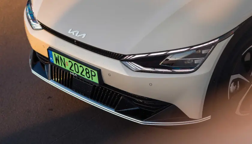 Nowy Kia z zieloną tablicą rejestracyjną WN 2028P.