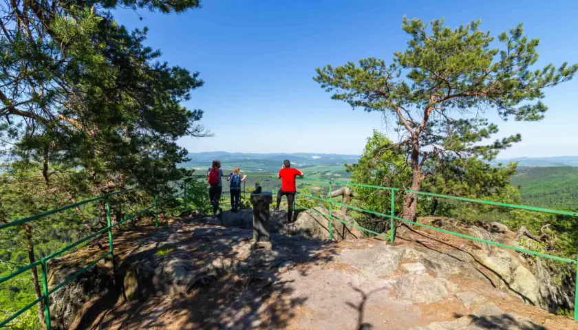 Pielgrzym podziwia panoramę Gór Stołowych z punktu widokowego.