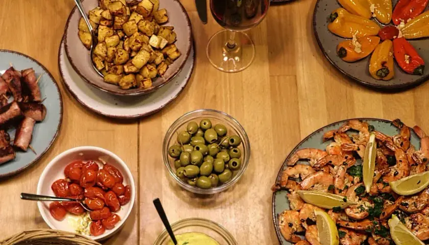 Co to jest tapas w Hiszpanii? Fascynująca historia i smaki