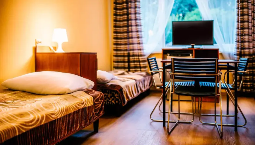 Jak wygląda nocleg w hostelu? Odkryj komfort i tanie opcje zakwaterowania
