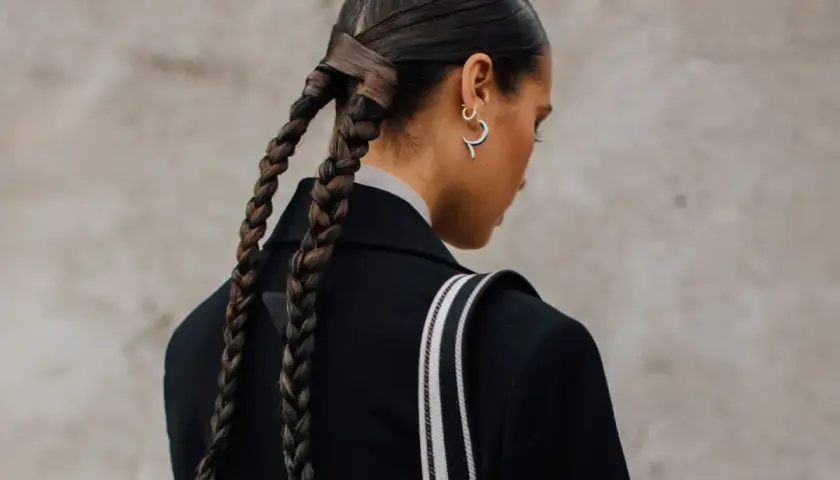 Peinados con coleta alta y trenza, un look moderno y elegante.