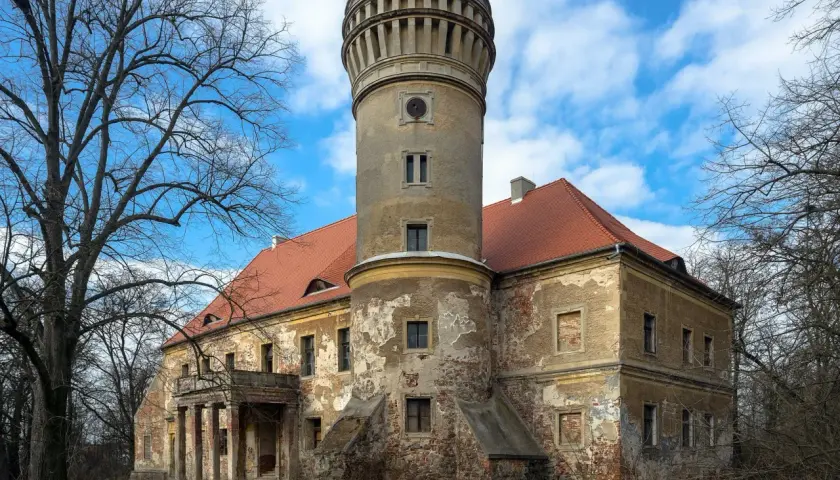Pałac w Osetnie: Tajemnice historii i architektury, które zaskakują