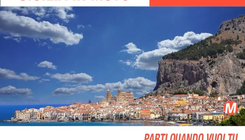 Panoramica di Cefalù e Taormina, con il mare blu e il cielo sereno. Un invito a partire per un viaggio in moto in Sicilia, disponibile tutto l'anno.