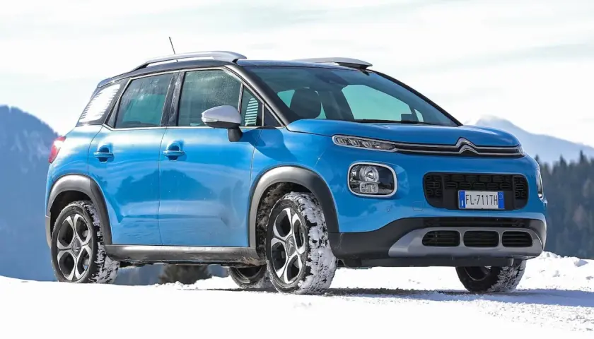 Citroën C3 Aircross blu su neve, pronta per l'avventura con la sua trazione elettrica 4x4.